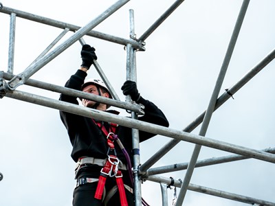 Imbracature di sicurezza: garantire protezione dalle cadute dall’alto